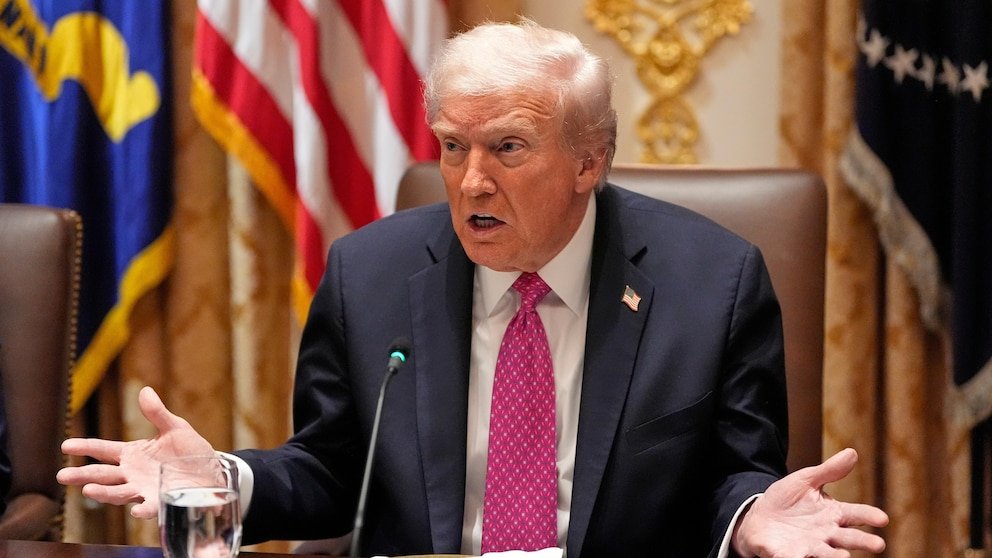 अमेरिकी राष्ट्रपति डोनाल्ड ट्रम्प ने ग़ज़ा समझौते पर बड़ा बयान देते हुए हमास को कड़ी चेतावनी दी है। ट्रम्प ने कहा कि अगर हमास ने शांति समझौते की शर्तों का पालन नहीं किया तो उसे “पूरी तरह खत्म” कर दिया जाएगा। उन्होंने कहा कि अमेरिका अभी समझौते को निभाने का मौका देगा, लेकिन हिंसा जारी रही तो कार्रवाई तय है। इस बीच हमास ने कहा है कि वह युद्धविराम बनाए रखने के लिए गंभीर है, जबकि इज़राइल ने उस पर समझौते में देरी और हमलों का आरोप लगाया है। हालात नाजुक हैं और दुनियाभर की नजर इस पर टिकी है कि क्या ग़ज़ा फिर से हिंसा में डूबेगा या शांति कायम रहेगी।